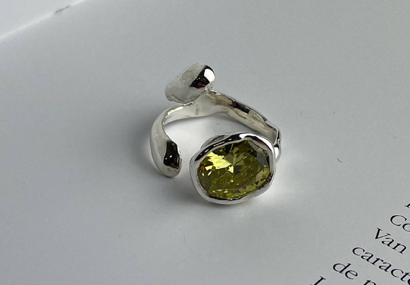 Open ring with yellow-green cubic zirconia