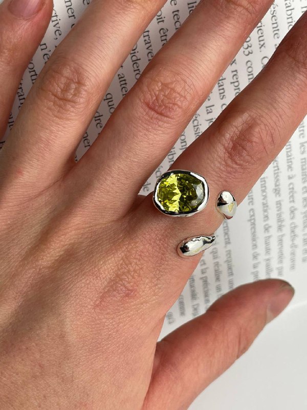 Open ring with yellow-green cubic zirconia