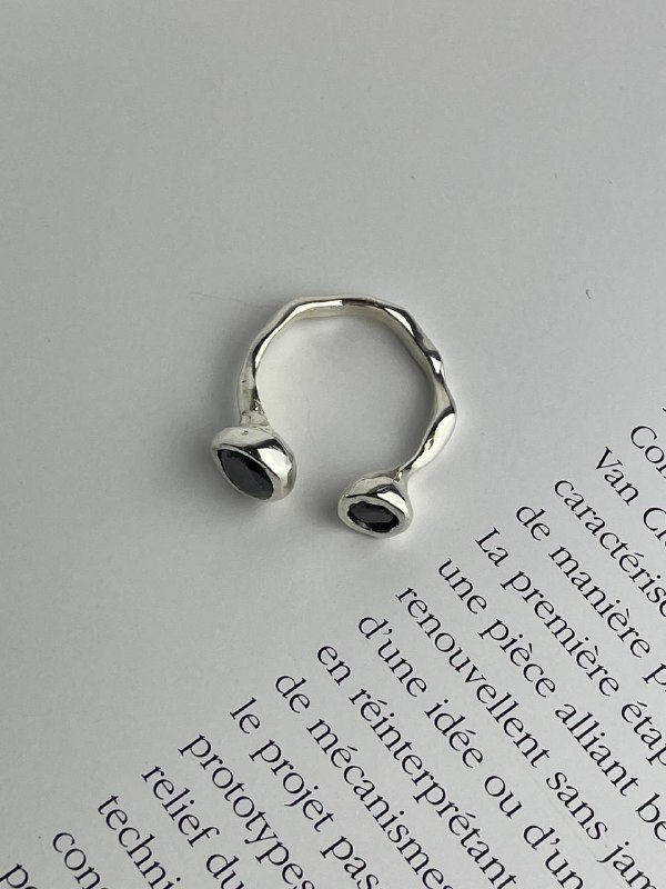Не замкнена каблучка з чорними фіанітами 🥀🖤